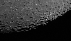Lune avec une PL1-m (webcam).